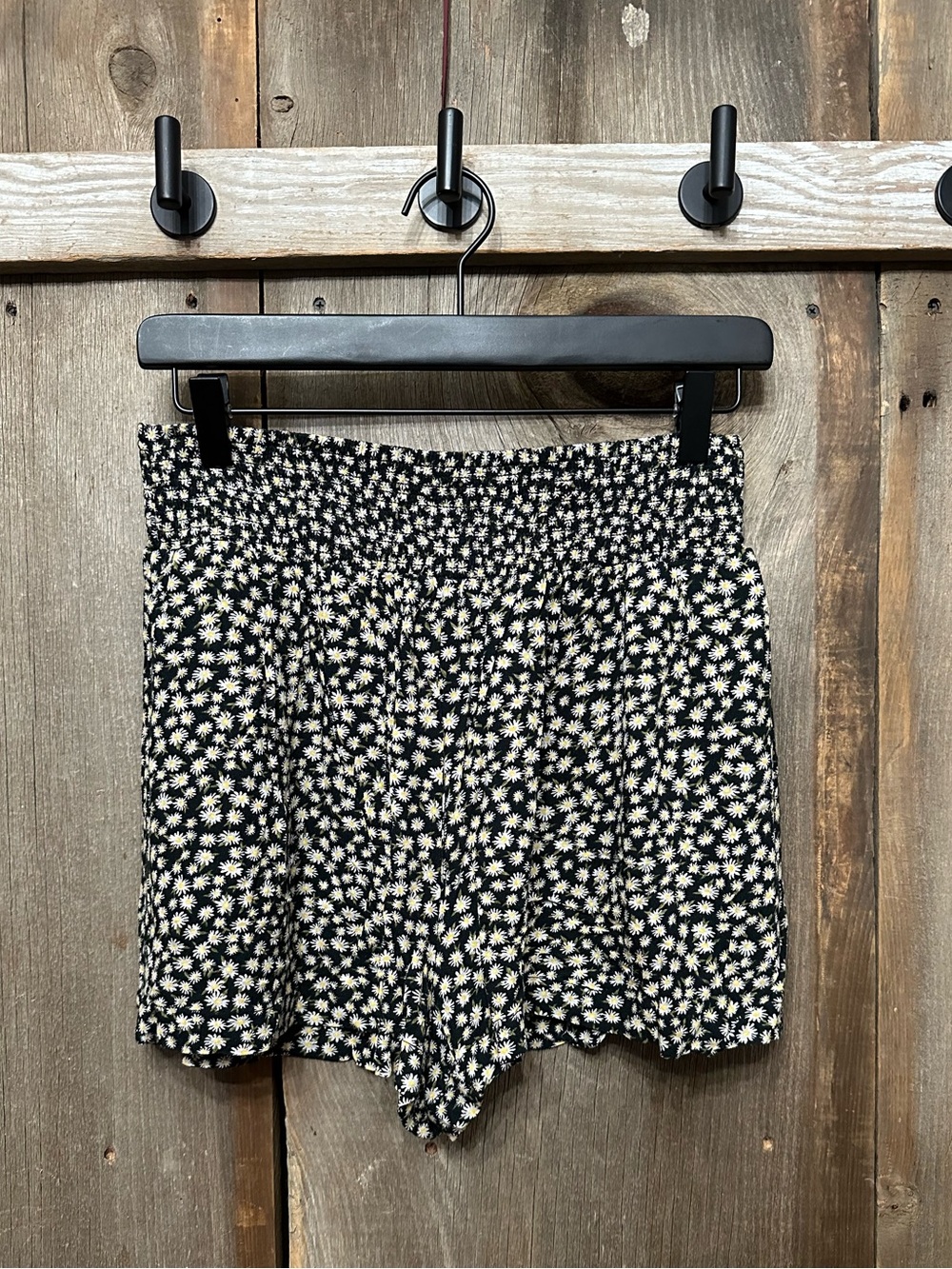 American Eagle Smocked Waist High Waist Daisy Floral Flowy Shorts in Black Small
